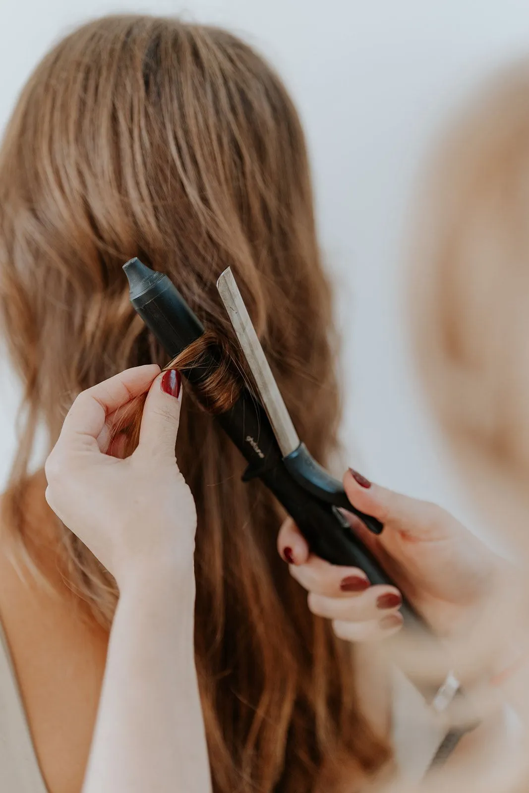 Stylist aan het werk bij SISKO Hair in Heiloo